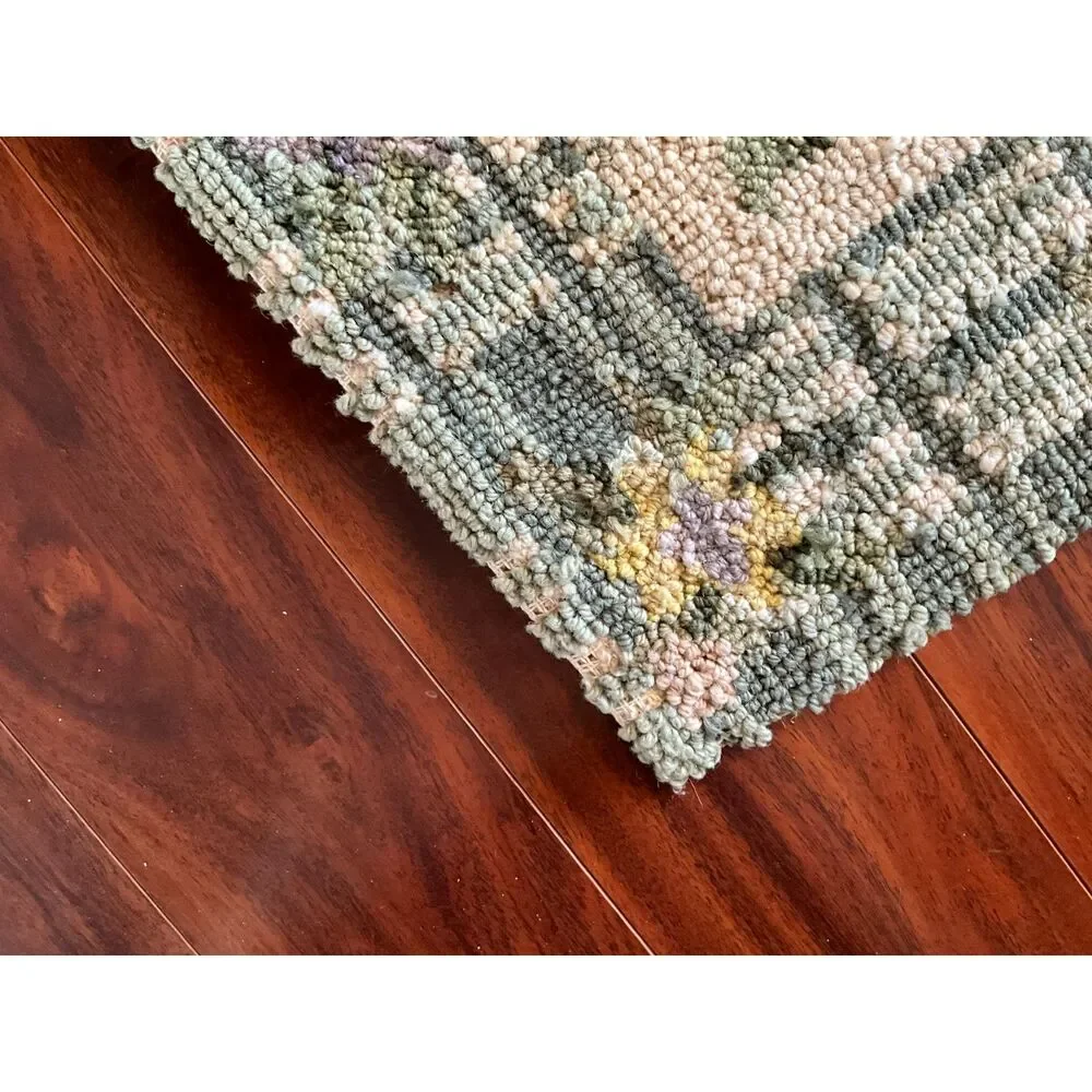 Beautiful vintage floral hook rug 18 1/2